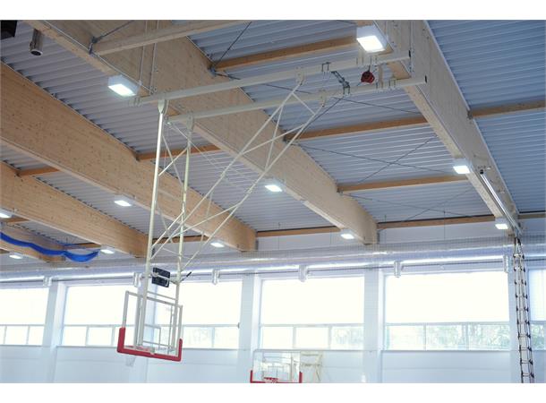 Veggmontert basketballsystem, elektrisk Med høydejustering